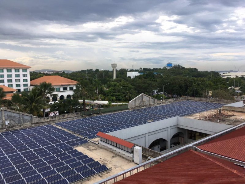 Können Sonnenkollektoren auf flachen Dächern installiert werden? 