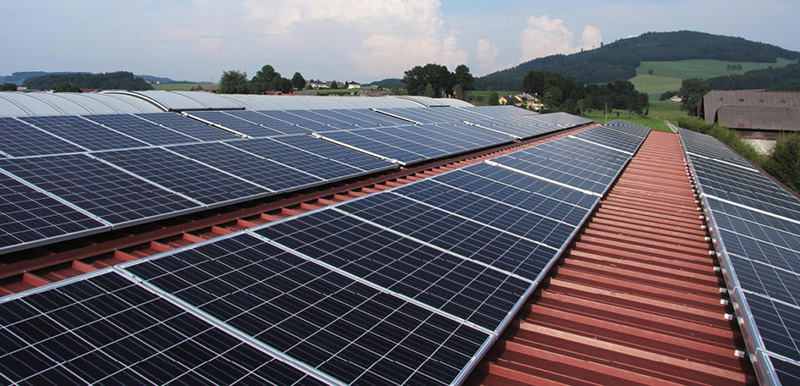 Welche Vorsichtsmaßnahmen sind bei der Installation einer Photovoltaik-Dachanlage zu beachten?